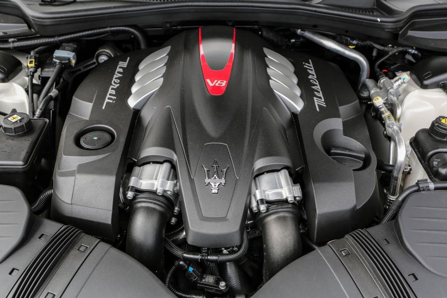 Моторный отсек Maserati Quattroporte GTS GranLusso 2016 года  (фото 43 из 44)